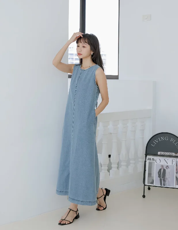 Long - Sleeve Women Dress in Velvet for a Luxurious Winter LookJanet Denim Dress in Light Wash