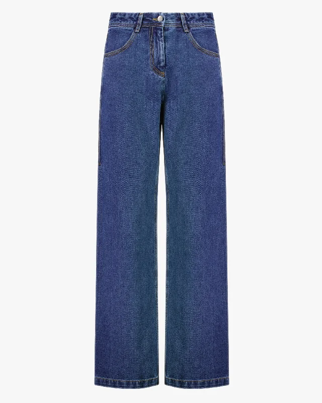 Button - fly women jeans with a traditional touchStraight Fit Denim