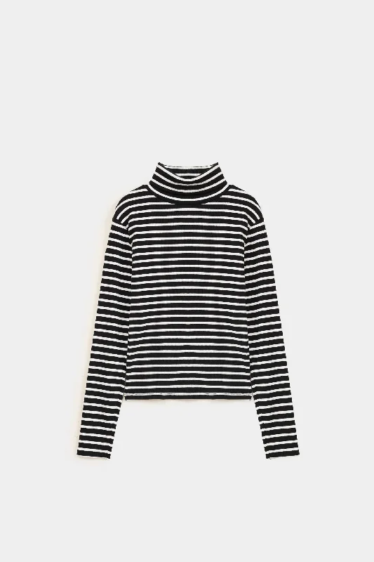 Graphic Print Women T Shirt for a Trendy StatementSuper Cropped Turtle Neck Striped T-shirt